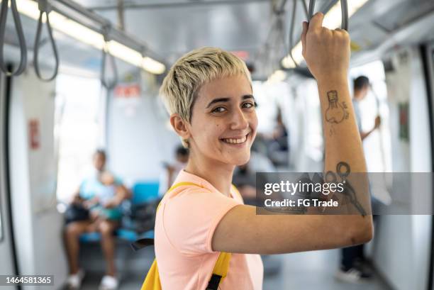 retrato de uma mulher jovem no trem - cabelo-curto-estilo-de-cabelo - fotografias e filmes do acervo