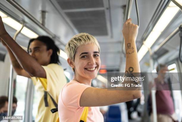 retrato de una mujer joven en el tren - pole positie fotografías e imágenes de stock