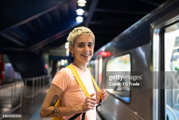 porträt einer jungen frau in der u-bahn-station - junge frau allein stock-fotos und bilder