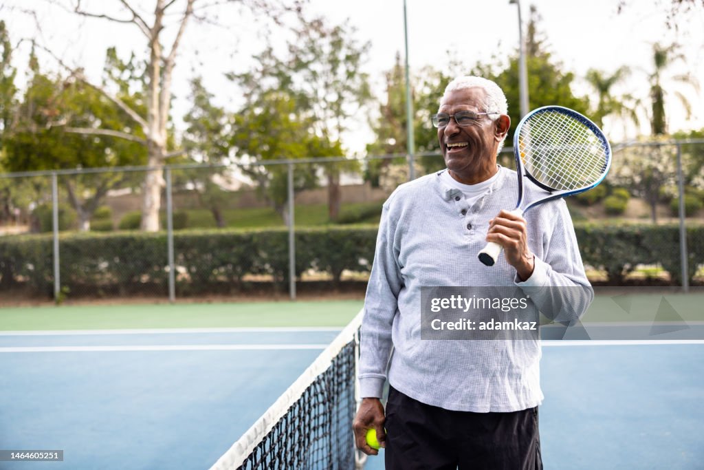 Porträt eines älteren schwarzen Mannes auf dem Tennisplatz