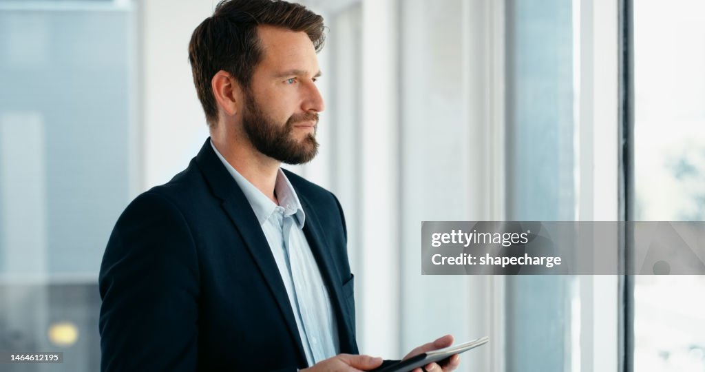 Réfléchir, tablette numérique et homme d’affaires à une fenêtre avec une vision pour l’avenir, la mission ou l’objectif de démarrage au bureau. Esprit axé sur l’idée, la planification et l’esprit confiant, affirmé et ambitieux