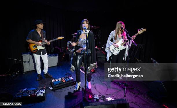 rock band performing onstage - white female singer stock pictures, royalty-free photos & images