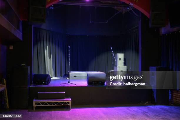 empty stage with spotlight - concertgebouw stockfoto's en -beelden