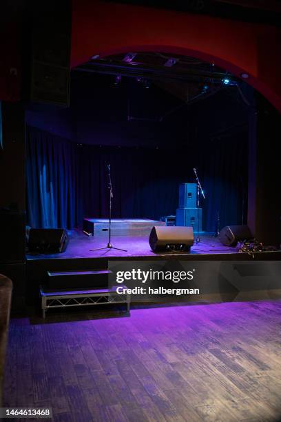 microphones and amps on stage - concert stage no people stock pictures, royalty-free photos & images
