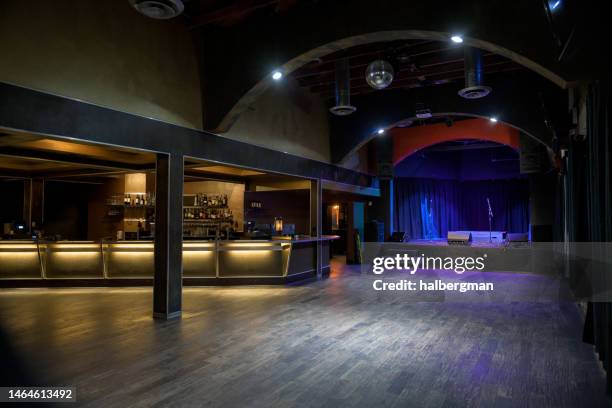 leerer musiksaal mit bühne und bar - konzerthaus stock-fotos und bilder