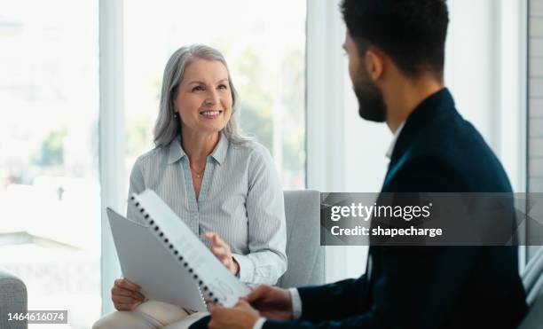 vorstellungsgespräch, frau und mann im gespräch mit feedback zur gehaltsverhandlung im personalbüro. rekrutierung, senior hr manager bei der inbetriebnahme und arbeitsleistungsgespräch mit personalvermittler. - wage stock-fotos und bilder