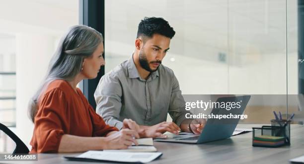 rekrutierung, interview und geschäftsmann und leitende frau in besprechung, diskussion oder gespräch im büro. job, vakanz und vielfältige menschen, die in einem unternehmen oder startup für eine wachstumsstrategie zusammenarbeiten - social contract stock-fotos und bilder