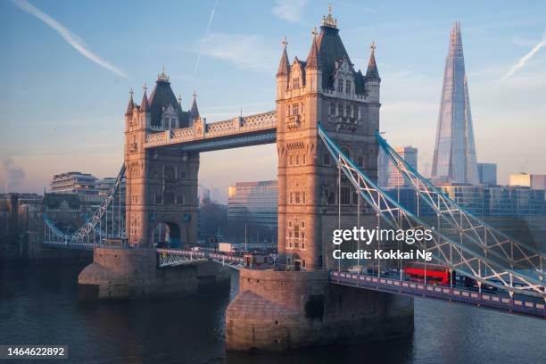 tower bridge at sunrise, london - edge of the city 1957 stockfoto's en -beelden