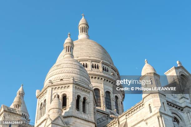 top of the sacre-coeur basilica against clear blue sky - church color light paris stockfoto's en -beelden