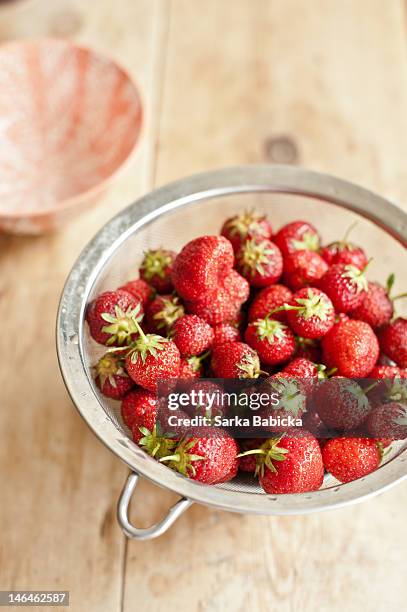 fresh strawberries in sieve - passoire photos et images de collection