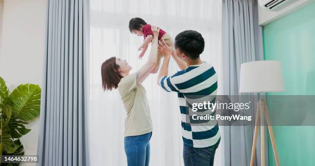 窓際のアジア人家族 - height ストックフォトと画像