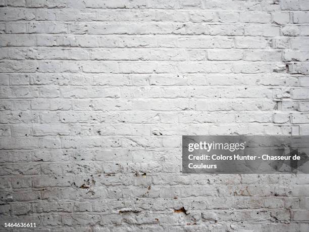 empty white painted and weathered brick wall in london - white brick stockfoto's en -beelden