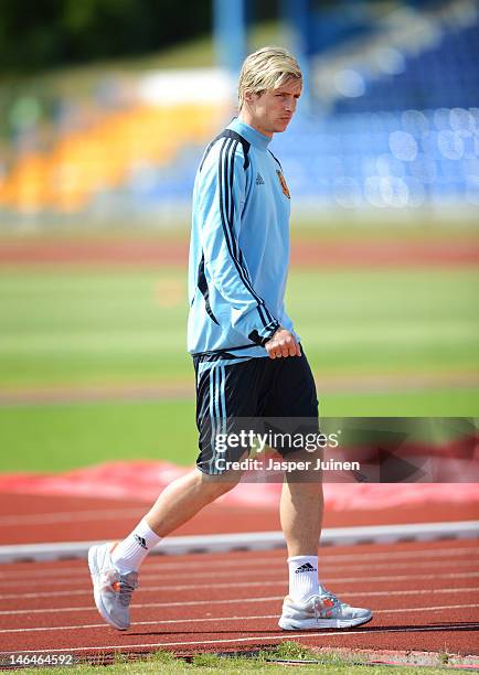 Fernando Torres of Spain arrives for a training session ahead of their UEFA EURO 2012 group C match against Croatia on June 17, 2012 in Gniewino,...