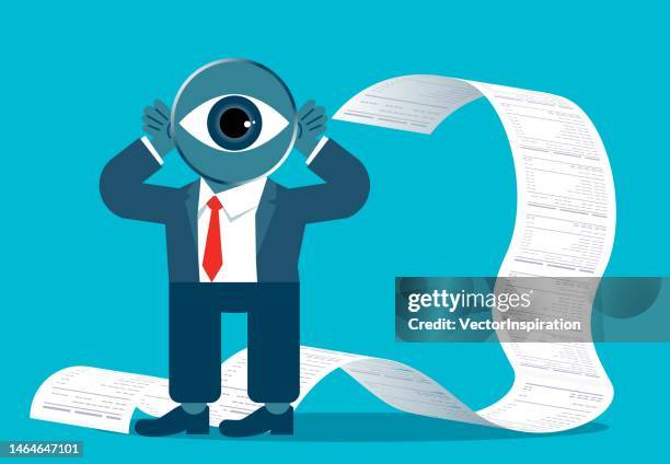 steuer- oder rechnungsprüfung, angebots- und belegprüfung, finanz- oder budgetanalyse, prüfung von papierkram durch geschäftsleute mit großen augen - länge stock-grafiken, -clipart, -cartoons und -symbole