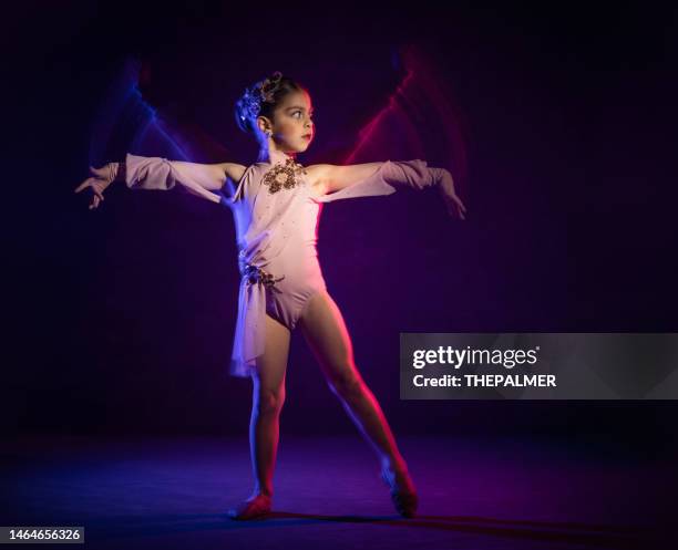 ballerina cubana americana che danza astrazione di colori e movimento - danza moderna foto e immagini stock