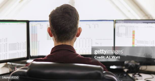 joven empresario trabajando en un ordenador con múltiples monitores - hoja de cálculo electrónica fotografías e imágenes de stock