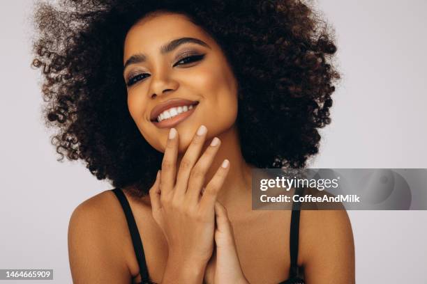bella donna afro emotiva con trucco perfetto - beautiful-teen-girl foto e immagini stock