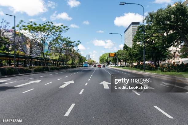 the 9 de julio avenue (avenida 9 de julio) - buenos aires - avenida 9 de julio stock pictures, royalty-free photos & images