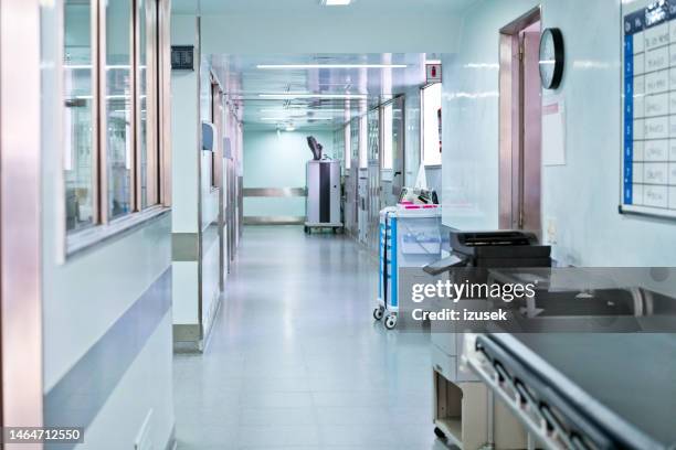 beleuchteter flur im modernen krankenhaus - korridor stock-fotos und bilder