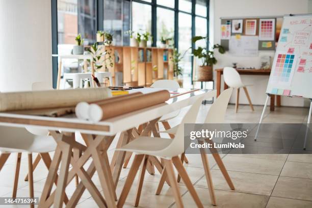 kreativ-, sitzungs- und werbeagenturbüro mit möbeln für teammeeting oder planung. unternehmen, kreativität und modernes minimal interior design mit einem künstlerischen coworking space am arbeitsplatz. - creative agency stock-fotos und bilder