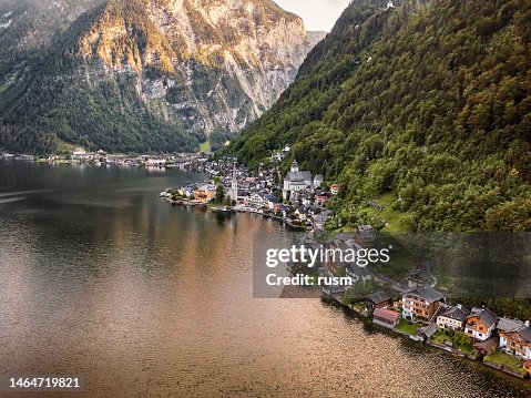 Vista aérea del pueblo de Hallstatt y Hallstatter See, en Salzkammergut, Austria septentrional Vista aérea del pueblo de Hallstatt y Hallstatter See, en Salzkammergut, Austria septentrional