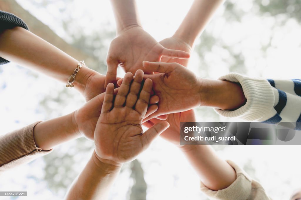 Gruppo di persone che si stringono la mano