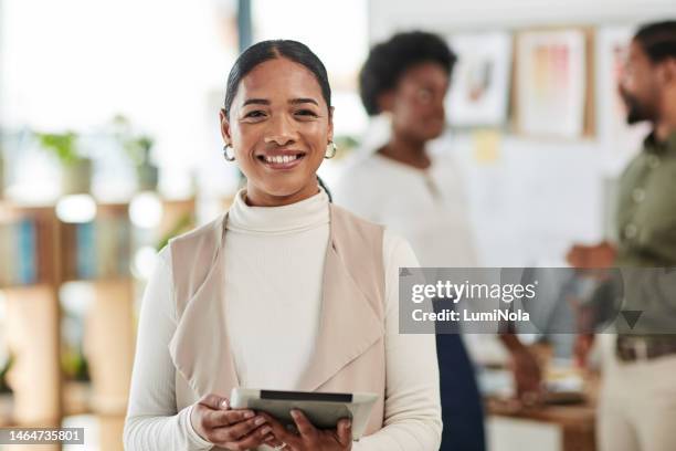 mulher criativa, tablet e sorriso retrato de gerente confiante, líder ou designer na oficina do escritório. mulher feliz na liderança ou gestão olhando em confiança com touchscreen para inicialização - job centre - fotografias e filmes do acervo