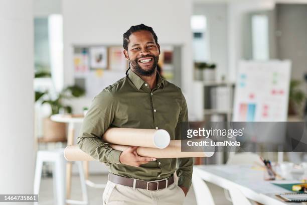 architektenentwurf, schwarzer mann und lächeln porträt eines glücklichen arbeiters in einem unternehmen mit designplanung. industrie-, geschäftsmann- und architekturerfolg mit immobilien-, industrie- und renovierungsentwürfen - model building stock-fotos und bilder