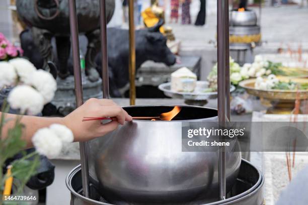 religious ceremony in the buddhists' temple - putzen stockfoto's en -beelden