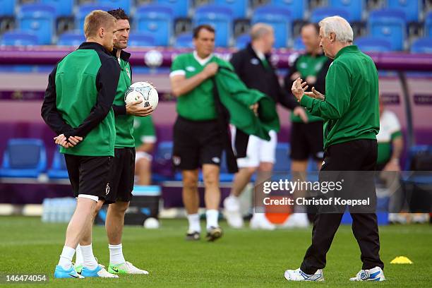 Damien Duff, Robbie Keane and head coach Giovanni Trapattoni of Ireland talk during a UEFA EURO 2012 training session at the Municipal Stadium on...