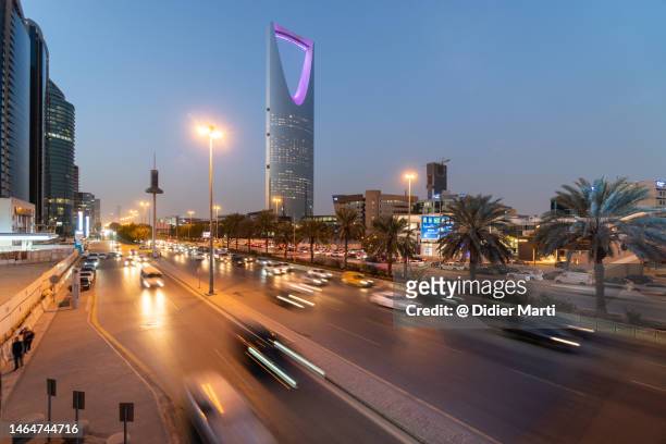 traffic in riyadh at sunset in saudi arabia capital city - kingdom tower stock pictures, royalty-free photos & images