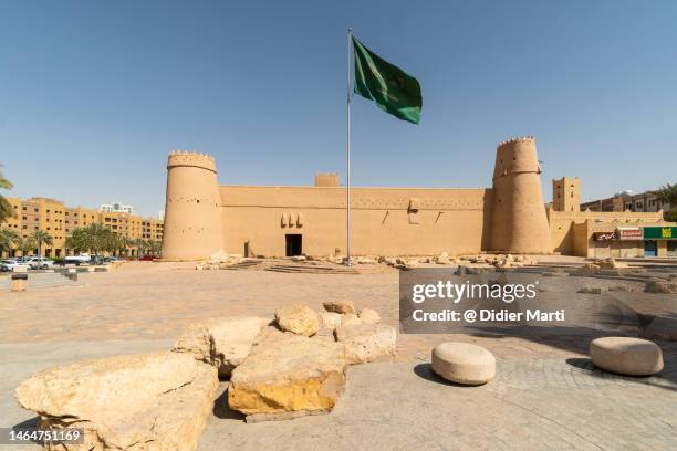 masmak fortress in riyadh old town in saudi arabia - saudi arabian flag stockfoto's en -beelden