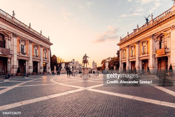 piazza del campidoglio square at sunset, rome, italy - immagine riflessa foto e immagini stock