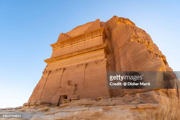 hegra tomb in al ula saudi arabia - mada'in saleh stockfoto's en -beelden