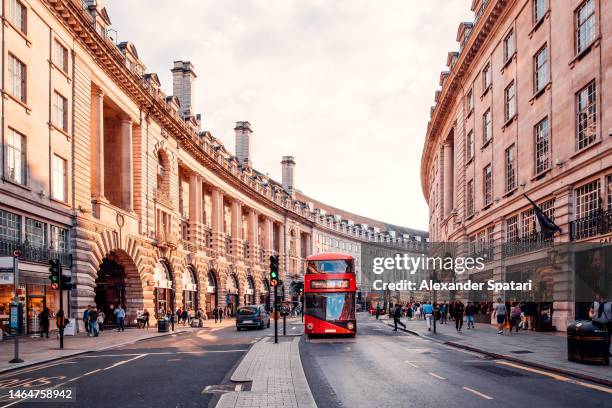 regent street and red double-decker bus, london, uk - piccadilly fotografías e imágenes de stock