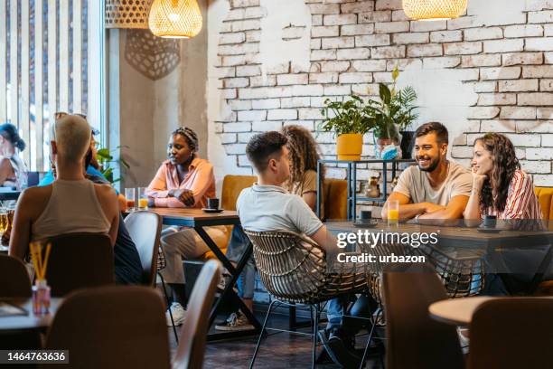 grupo de amigos relajándose en una cafetería - brunch fotografías e imágenes de stock
