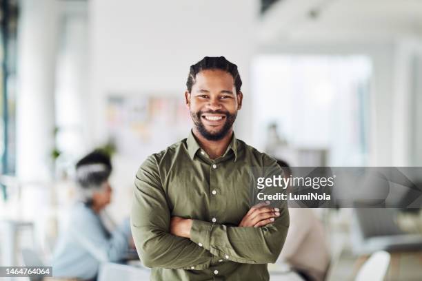 business, schwarzer mann und porträt mit verschränkten armen für führung, management und vertrauen. lächeln, glück und männlicher manager in startup-agentur mit selbstvertrauen, motivation oder beruflichen arbeitszielen - blurry office stock-fotos und bilder