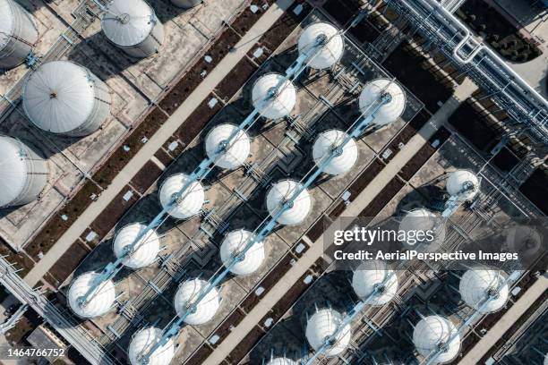 aerial view of chemical plant - benzintank stock-fotos und bilder