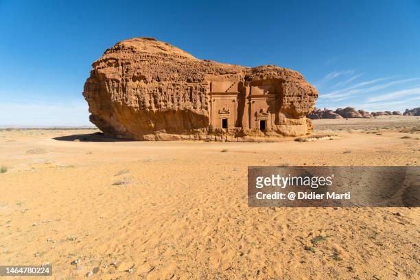 jabal alahmar tomb in hegra in saudi arabia - mada'in saleh stockfoto's en -beelden
