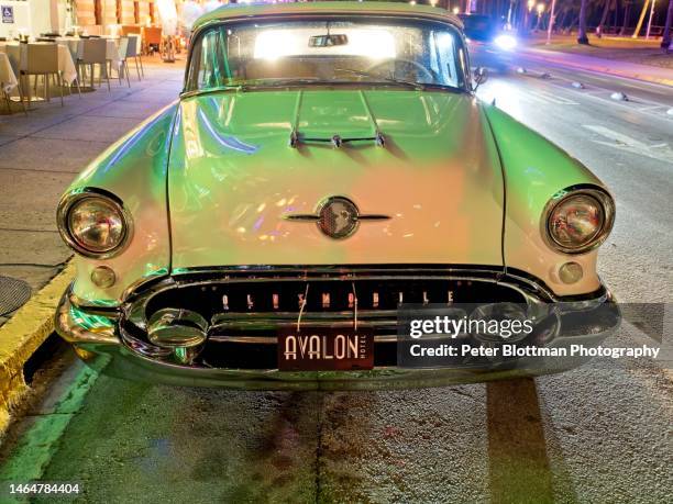 1955 oldsmobile 88 estacionado frente al hotel avalon miami beach florida - pasear en coche sin destino fotografías e imágenes de stock