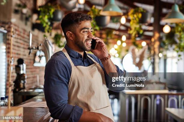 caffè, imprenditore e uomo al telefono, felice e sorridere mentre ride, parlare e godersi la conversazione. caffetteria, indiano e giovane imprenditore entusiasta di chiamata, buone notizie e recensioni positive - happy smile with phone foto e immagini stock