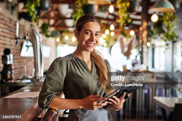 piccola impresa, pub e ritratto di cameriera con tablet e sorriso al bancone, startup di ospitalità con app pos digitale. responsabile del settore del successo, della fiducia e dei servizi presso wine bar con vendita online - figura femminile foto e immagini stock