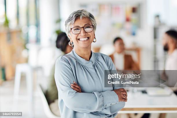líder, retrato y mujer de negocios en la oficina con los brazos cruzados, sonrisa y confianza. feliz, líder y profesional empleada senior o gerente de empresa de pie en el lugar de trabajo moderno. - figura femenina fotografías e imágenes de stock