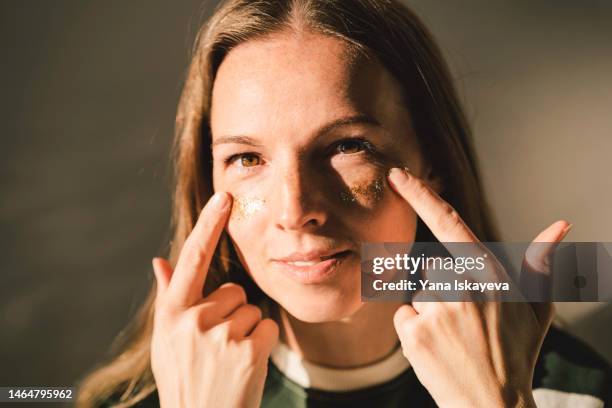 manifesting natural beauty concept - glitter skin photos et images de collection