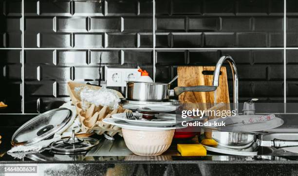 nettoyage de la cuisine. totalement bizarre dans la cuisine avec beaucoup de vaisselle sale à nettoyer. - vaisselle sale photos et images de collection