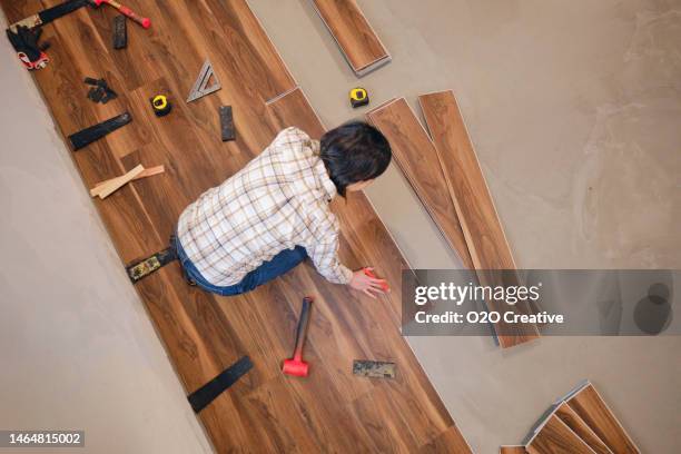 instalación de pisos de remodelación de viviendas - suelo de madera fotografías e imágenes de stock