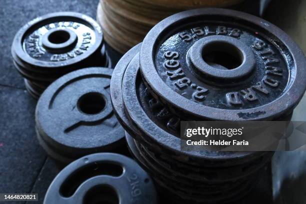 weight training plate - poids photos et images de collection