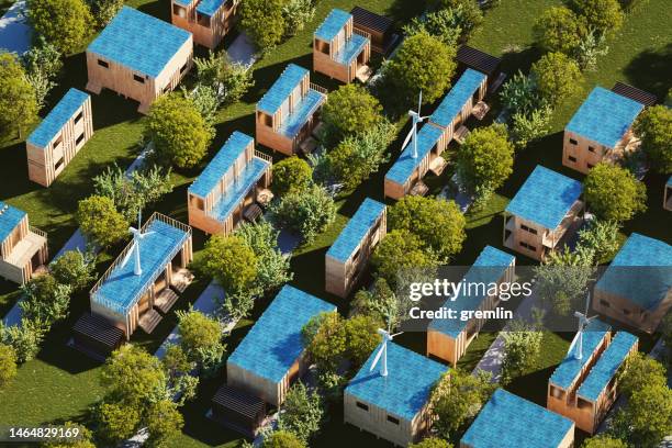 pequenas casas de contêineres móveis de madeira com painéis solares no telhado - self sufficiency - fotografias e filmes do acervo