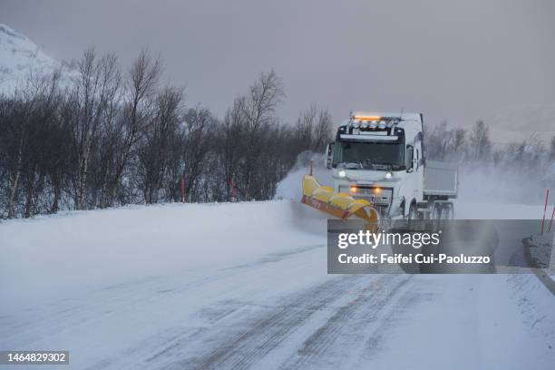snow plowing on the mountain pass of kvaenangenfjellet - removedor de neve snow mobile - fotografias e filmes do acervo
