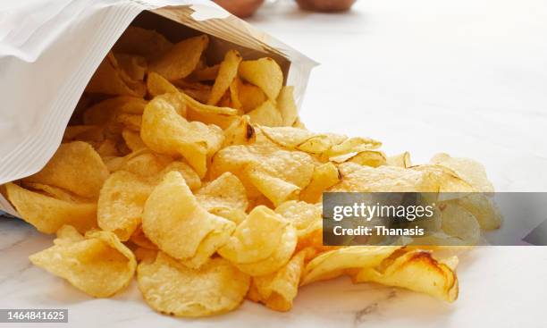 close up on potato chips - patata fotografías e imágenes de stock